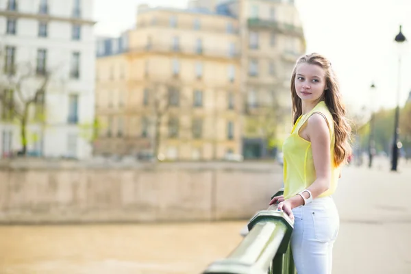Paris'te bir köprüde kız — Stok fotoğraf