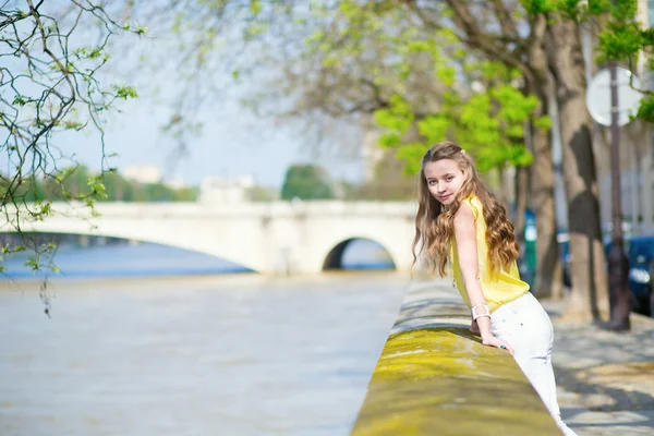 Flicka nära seine på en sommardag — Stockfoto