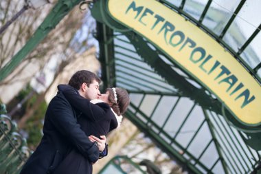Paris metro işaret altında öpüşme Çift