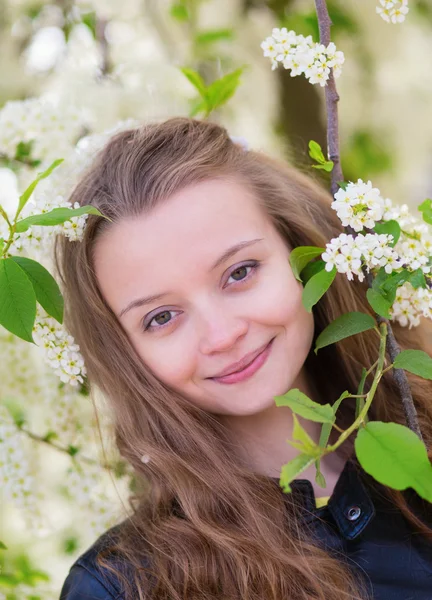 Porträtt av en flicka med blommande fågel-cherry tree — Stockfoto