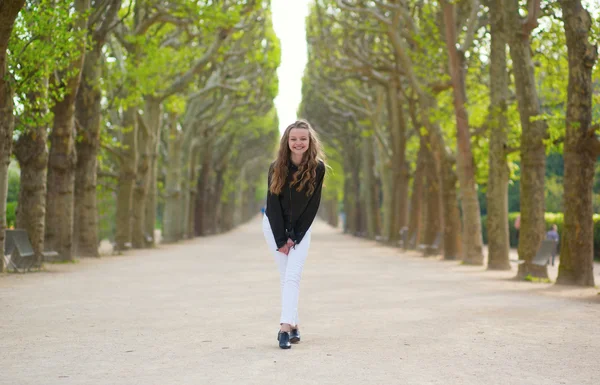 Menina rindo em um parque — Fotografia de Stock