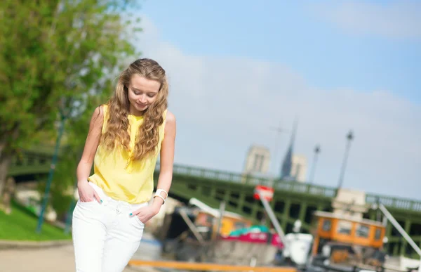 パリの堤防の上を歩いて女の子 — ストック写真