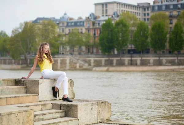 Thoughtful girl on the Seine embankment — Stock Photo, Image