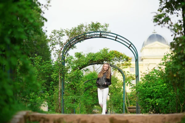 Menina feliz andando em um belo parque — Fotografia de Stock