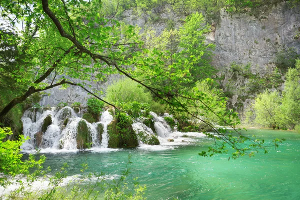 Hermosas cascadas en el parque nacional de Plitvice — Foto de Stock