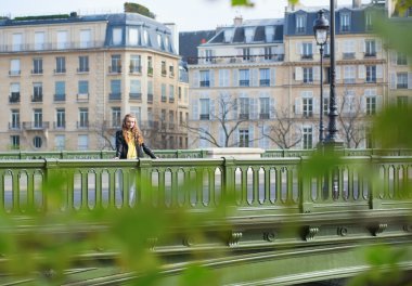 Kız Paris'te bir köprüde