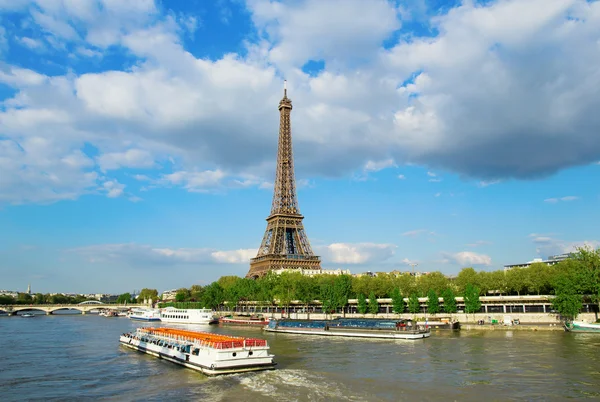 Ейфелева вежа з туристичні човен на Сену — стокове фото
