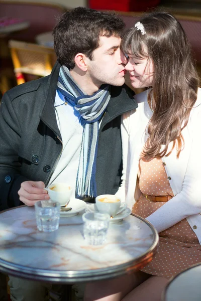 Namoro casal beijando em um café parisiense — Fotografia de Stock