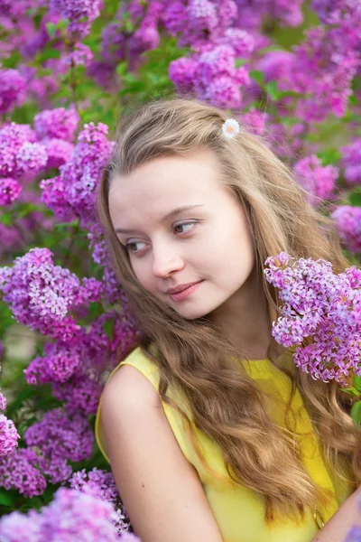 Ragazza con bella fioritura lilla — Foto Stock