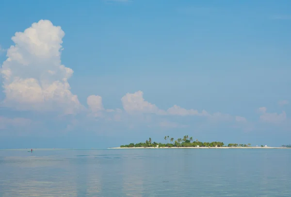 Isla tropical perfecta vista desde el mar — Foto de Stock