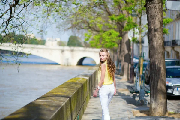 Girl near the Seine on a summer day — Stock Photo, Image