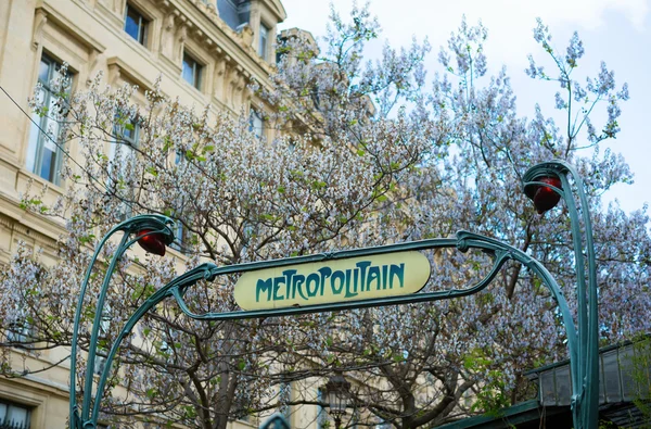 A sign at the entrance to the Paris Metro — Stock Photo, Image