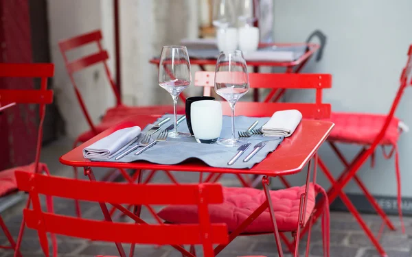 Tavolo di un caffè all'aperto francese — Foto Stock