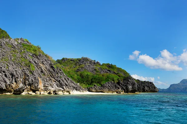 Landskap med steniga ön nära palawan — Stockfoto