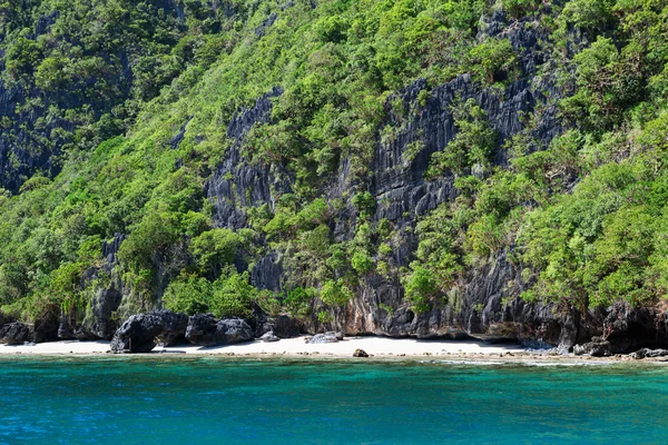 Krajina s skalnatý ostrov poblíž palawan — Stock fotografie