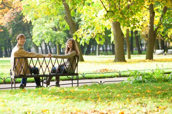 Incontri coppia nel parco — Foto Stock