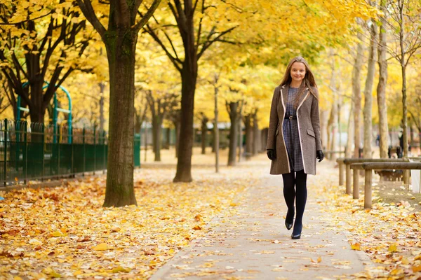 Chica disfrutando día de otoño brillante —  Fotos de Stock