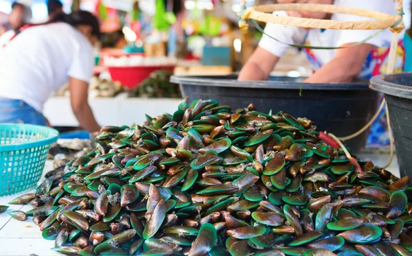 Almejas frescas en el mercado de mariscos — Foto de Stock