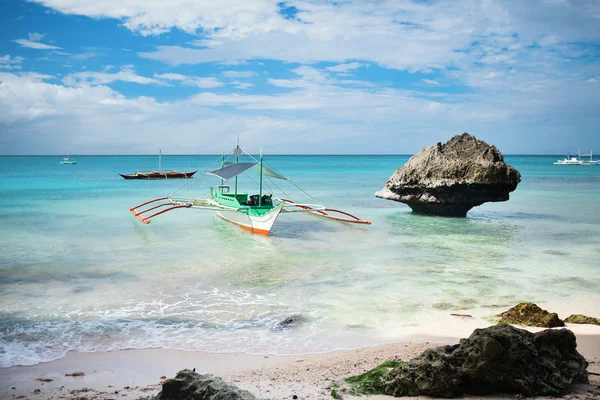 菲律宾长滩岛岛上传统的船 — 图库照片