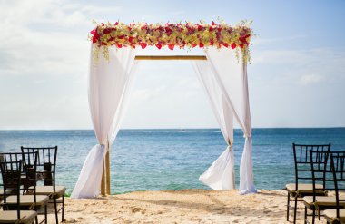 Sahilde güzel bir düğün kemeri