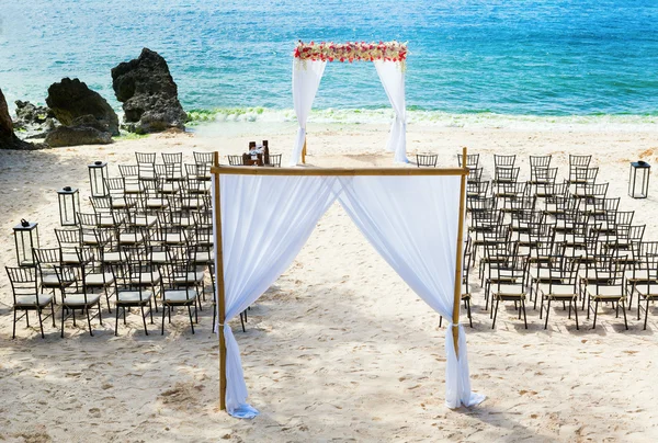 Wedding arch and chairs on the beach — Stock Photo, Image