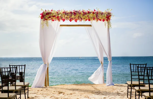 海滩上漂亮的婚礼拱门 — 图库照片