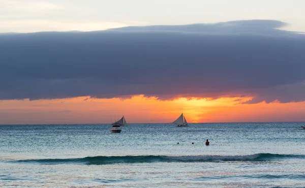Segelbåtar mot solnedgången på ön boracay — Stockfoto