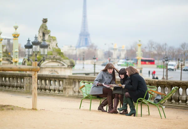 Tourists in Paris planning their trip using map — Stock Photo, Image