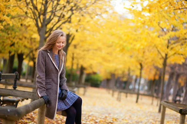 Chica disfrutando hermoso día de otoño —  Fotos de Stock