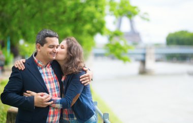 mutlu çift seine öpüşme