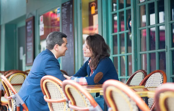 Couple discussing something in an outdoor cafe — Stock Photo, Image
