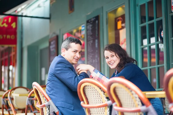 Glücklich lächelndes Paar in einem Café im Freien — Stockfoto