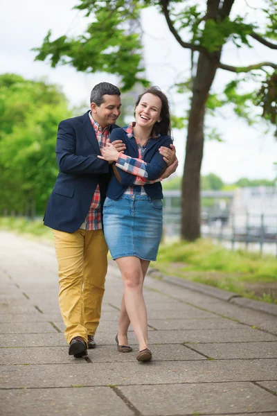 Joyeux couple marchant dans le parc — Photo