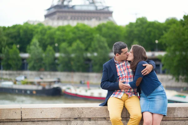Casal romântico beijando perto da torre Eiffel — Fotografia de Stock
