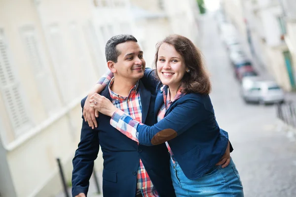 Casal alegre abraçando na rua — Fotografia de Stock