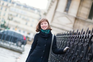 parkta bir bankta oturan kız