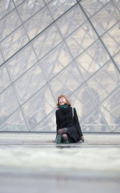 parkta bir bankta oturan kız