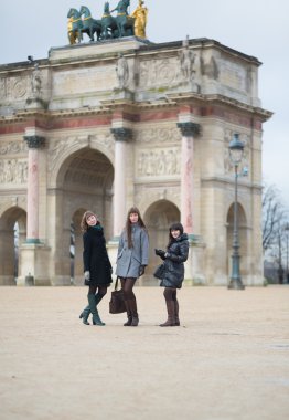 parkta bir bankta oturan kız