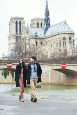 notre-dame de paris yanında yürümek çift