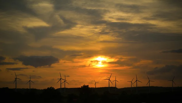 Parques eólicos contra la puesta del sol — Foto de Stock