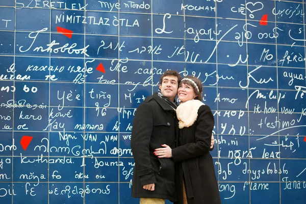 Joyeux couple contre le mur "Je t'aime" — Photo