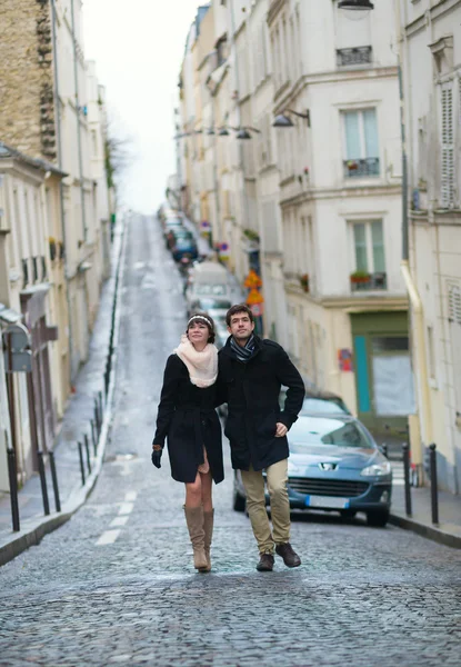 パリを歩くデートのカップル — ストック写真