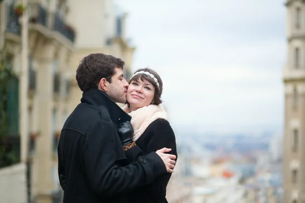 Namoro casal beijando em Paris — Fotografia de Stock