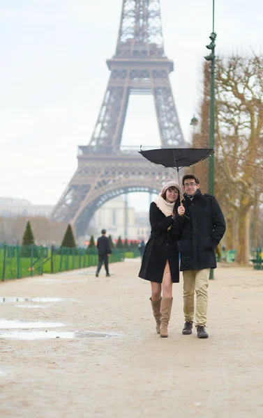 Pareja caminando bajo la lluvia con paraguas roto — Foto de Stock