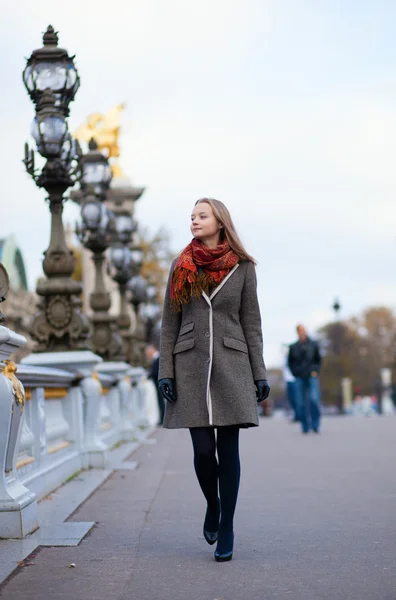 Güzel kız Paris'te yürüyüş — Stok fotoğraf