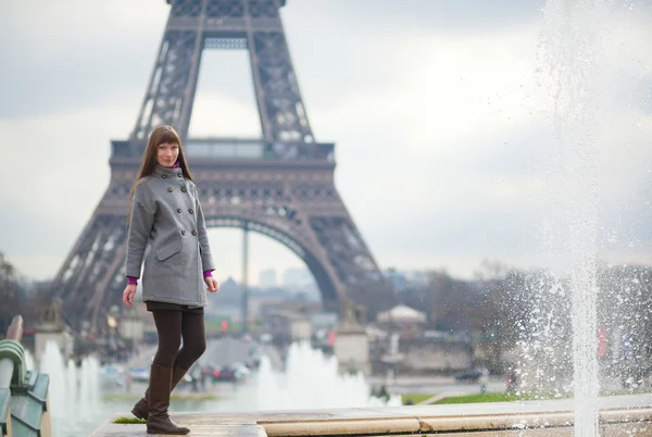 Fille assise sur un banc dans le parc — Photo