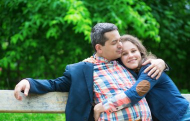 mutlu çift açık havada, sarılma