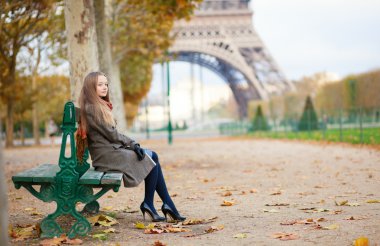 bir sonbahar günü Paris güzel bir kız