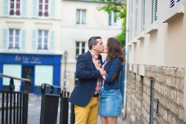 Couple kissing on the street — Stock Photo, Image