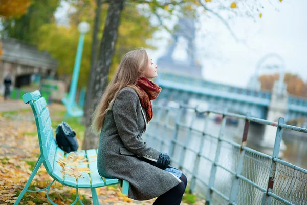 秋の日のパリの美しい女の子 — ストック写真